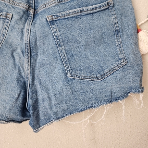 Old Navy High Rise O.G Straight Distress Light Wash Cut Off Shorts Plus Size 20 - Picture 6 of 8